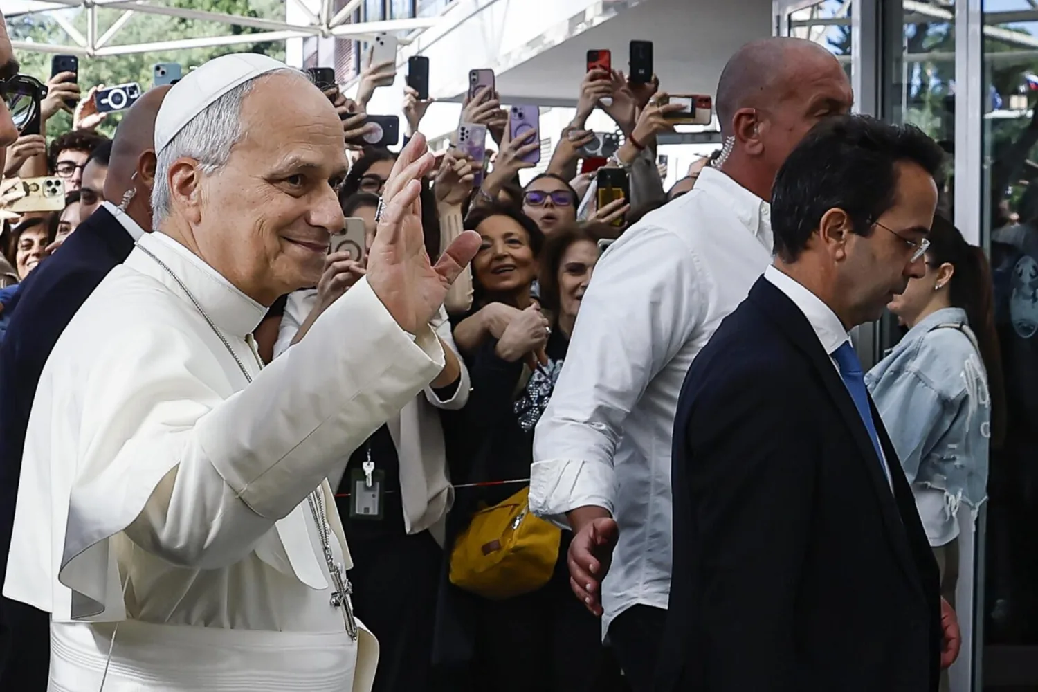 El papa León XIV ingresó al hospital para ser operado de un nódulo pulmonar