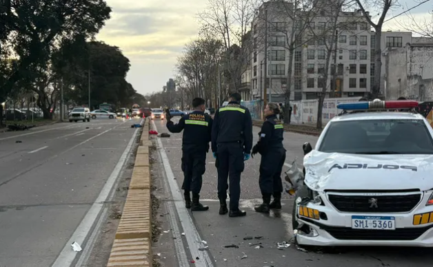 Persecución policial terminó con un accidente entre un patrullero y una moto en la rambla portuaria